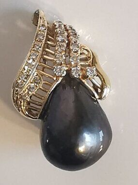 14 Kt Gold Pendant with 20 mm Tahitian Pearl and Diamonds